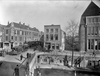 40808 Gezicht op de ingang van de Potterstraat te Utrecht; links op de voorgrond de Viebrug en in het midden de glas- ...